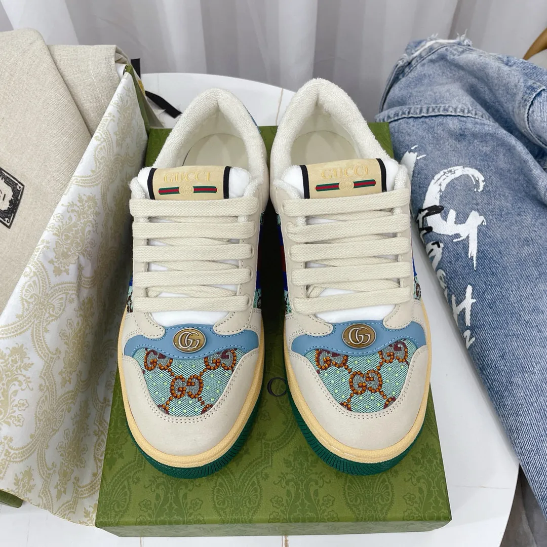 Factory price: 580💰 GUCCI Gucci's newly upgraded back cover lining, top-notch old dirty shoes, classic casual sports shoes for couples, retro sneakers and old G family dirty shoes, updated at the counter simultaneously! ①The shoe upper has the same water-based edge coating process as the original version⚠️The ordinary oil edges on the market have a strong glue feel and are easy to fall off! Grade A first-layer nubuck leather (with pores)/matching computer embroidered double G cloth, high-density terry velvet lining. ② A PVC transparent small round mark sealing line is added to the details of the midsole. The mold is opened six times and the jewelry craftsmanship is used to customize the two-color double G buckle, striving to be the same as the original version. A pair of buttons is more than three times more expensive than ordinary buckles on the market. ③An old two-color washable label, the chip is placed on the outer waist of the right foot, the entire shoe is completely hollowed out with rubber technology, TUP material (rubber to distinguish the market) with the latest green packaging from the counter, 3D printed handbag, and a pair of shoelaces. There is no pressure when entering and exiting the counter. You can buy a 1:1 accurate replica of the original version and modify and upgrade it repeatedly. The details are perfectly restored, the materials are all customized, and they are truly top-notch. Please look at the details clearly to identify the quality. Upper: First-layer frosted cowhide/embroidered double G cloth. Lining: original high-density velvet lining. Foot pads: original pearlescent sheepskin. Outsole: private molded vacuum TPU material. Packaging: original top-grade full set packaging at the counter. Shoe size: women's size 35-40, men's size 39-44 (men's size 38, 45🉑️customized, non-returnable)